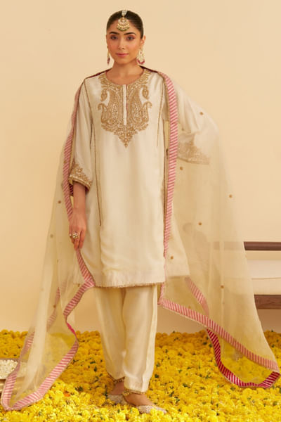 Daisy ivory embroidered short chogha set