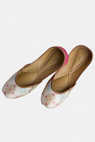 White patola juttis
