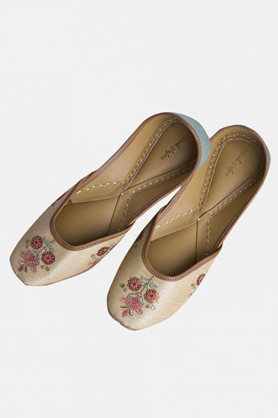 Gold embroidered juttis