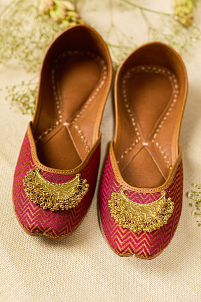 Magenta gold crescent embellished woven juttis