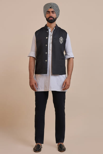 JJV.Kapurthala By JJ Valaya Noir embroidered brooch Nehru jacket JJVMAY26D143998
