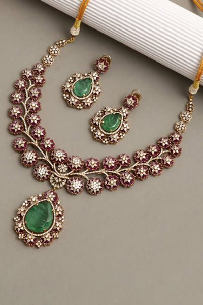 Emerald diamond necklace set