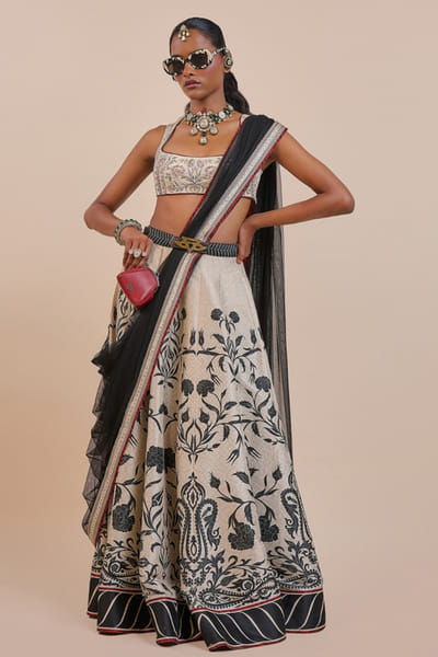 JJV.Kapurthala By JJ Valaya Black-ivory embroidered border stole JJVMAY26D144386