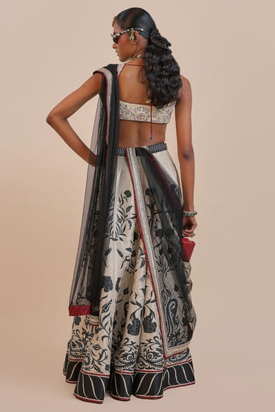 JJV.Kapurthala By JJ Valaya Black-ivory embroidered border stole JJVMAY26D144386