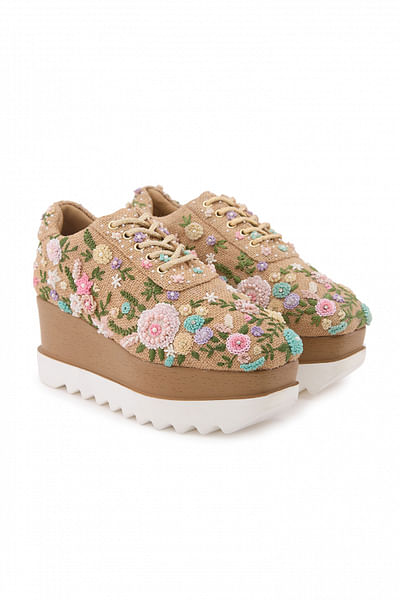 Beige floral embroidered wedge sneakers