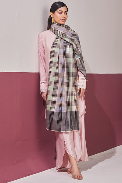 Black checkered stole