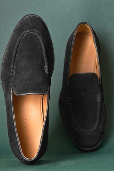 NOU Black crust leather slip-on shoes NOUJAN25D14396