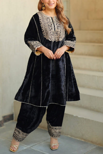 Sheetal Batra Black dori embroidered short choga kurta set SHEDEC24D11061