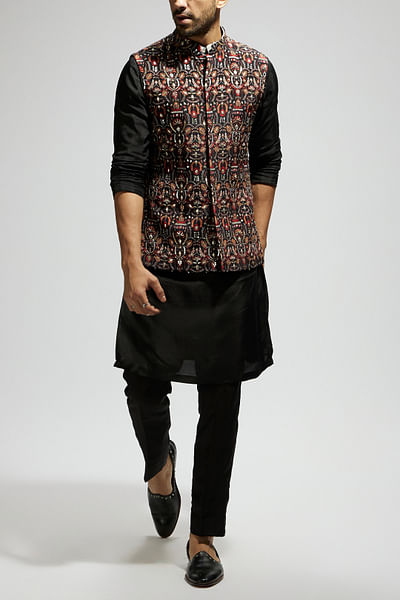 Black leaf jaal embellished bandi