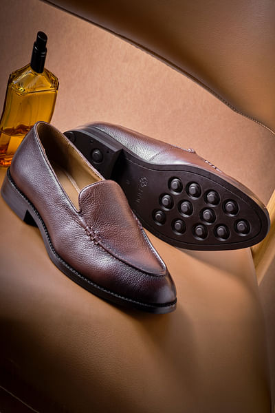 Brown crust leather slip-on shoes