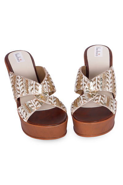 Brown embroidered wedges