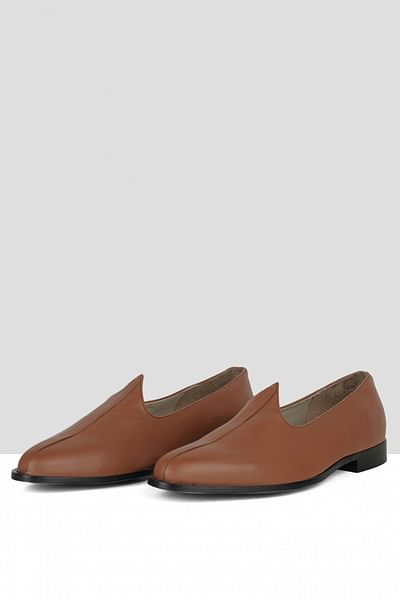 Brown vegan leather juttis