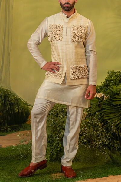 Cream 3D embroidered striped bandi