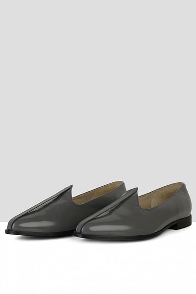 Dark grey vegan leather juttis