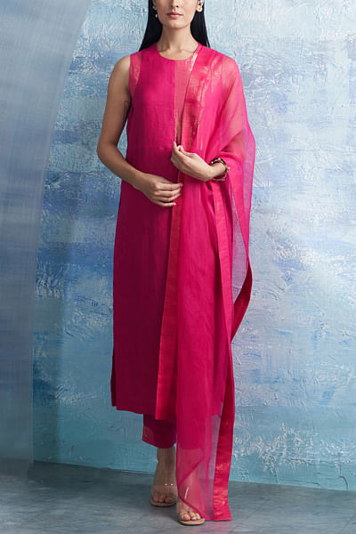 Fuchsia pink shimmery sleeveless kurta set
