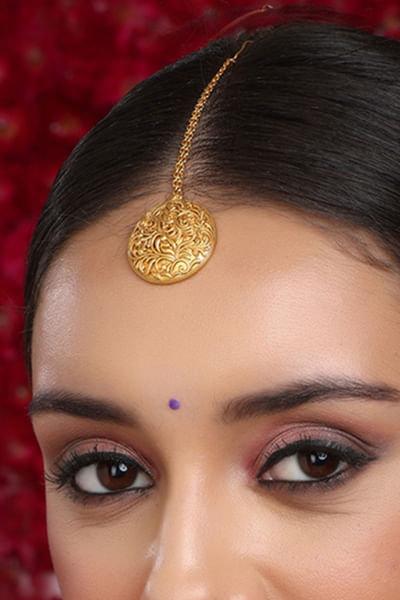 Gold embossed maang tikka