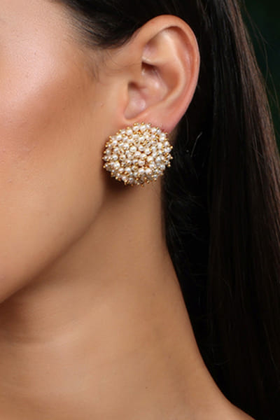 White round pearl stud earrings