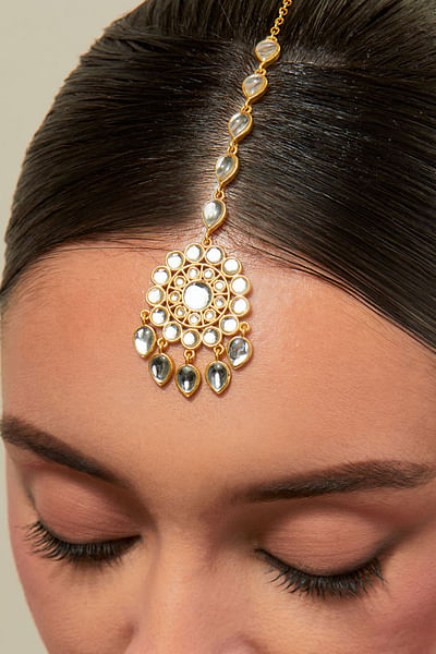Gold mirror embellished maangtikka