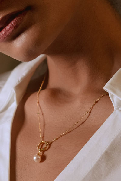Gold pearl drop pendant necklace