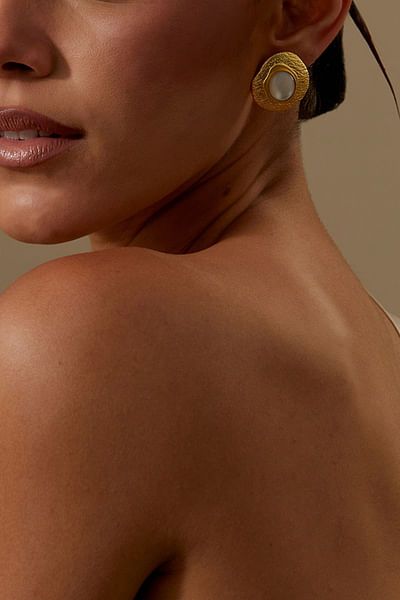 Gold pearl studs