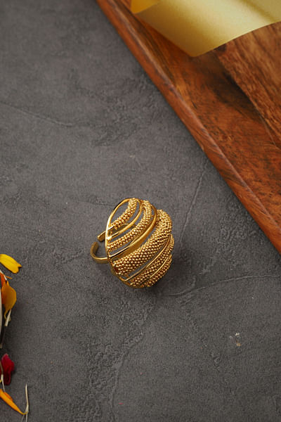 Gold round striped ring