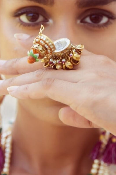 Gold vermilion case ring