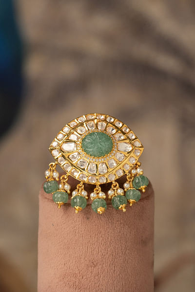Green and white eye semi-precious stone kalangi