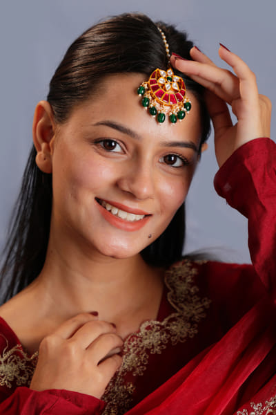 Green bead embellished maagtikka