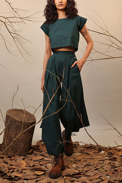 Green raglan sleeved crop top