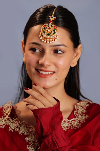 Green stone embellished maagtikka