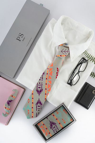Grey artsy printed tie