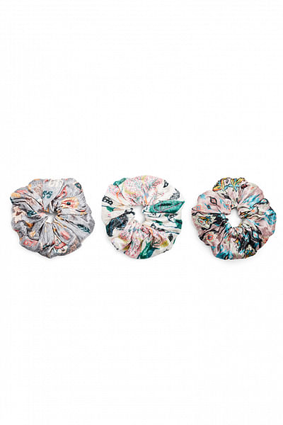 Grey ikat printed scrunchie set