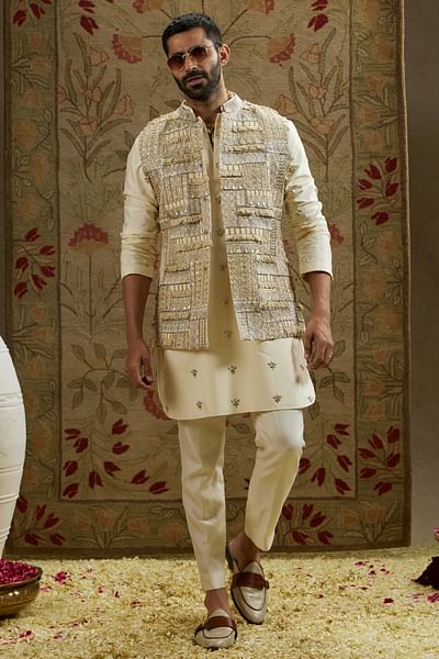 Ivory embellished silk bandi