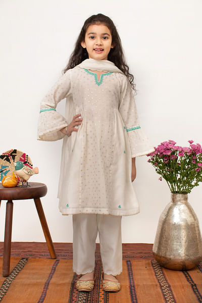 Ivory embroidered panelled kurta set
