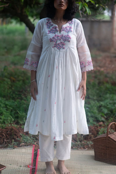 Ivory floral embroidery woven kurta set