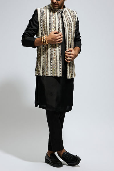 Ivory threadwork bandi