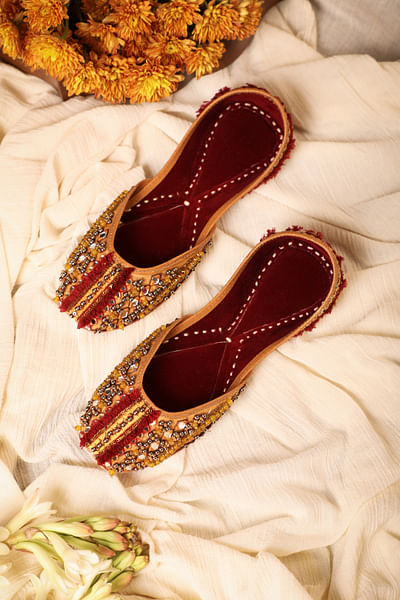 Maroon ghungroo and mirror embellished juttis