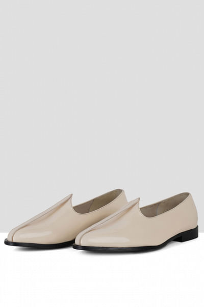 Nude vegan leather juttis