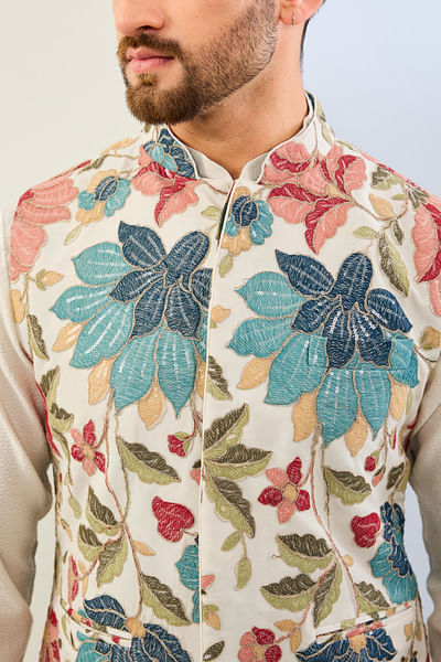 Off-white floral embroidered bandi kurta set