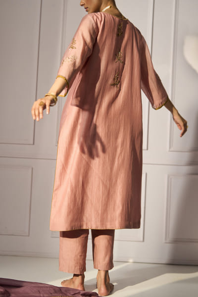 Sarang Kaur Pink floral embroidered kurta set SRKMAY2409