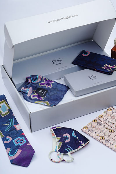 Purple geometric printed accessory gift set