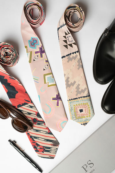 Red artsy printed tie