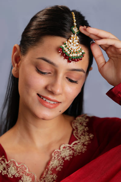 Red bead embellished maagtikka