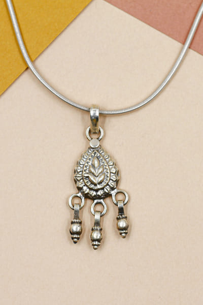 Silver leaf carved pendant necklace