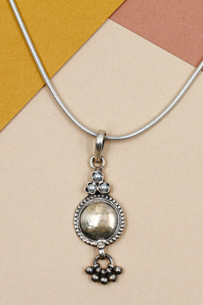Silver round pearl pendant necklace