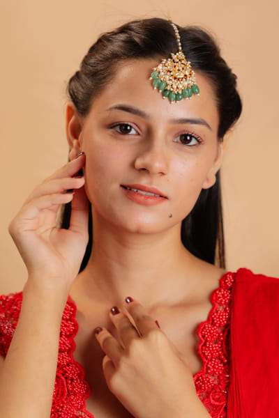 Whie stone embellished maagtikka