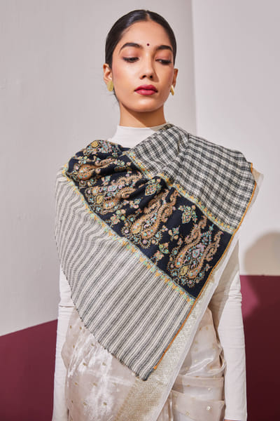 White and black checkered pashmina stole