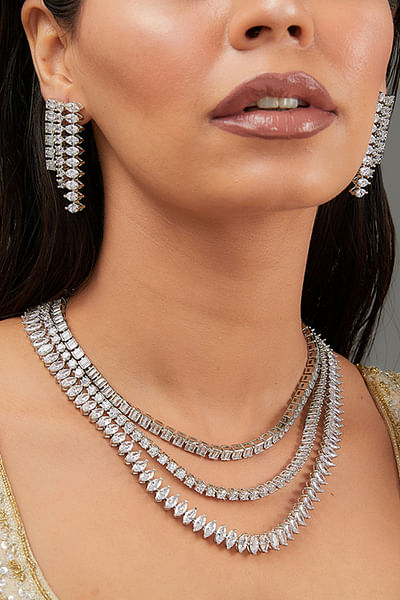 White faux diamond embellished necklace set