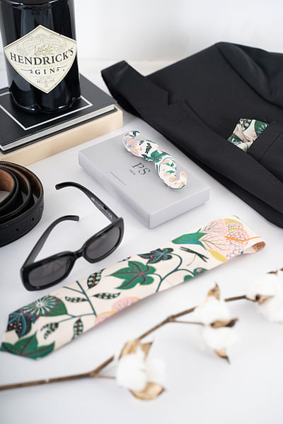 White floral printed tie