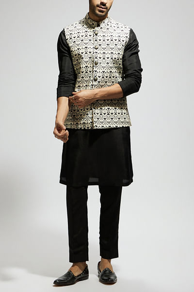 White geometric printed bandi